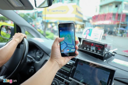 Nhiều người chơi tại Việt Nam đang chọn cách bắt pokemon bằng taxi, xe ôm thay vì tự di chuyển để tránh rủi ro. Ảnh: Duy Tín.