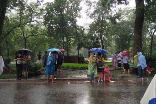 Tại Việt Nam, bắt Pokemon bất chấp thời tiết.