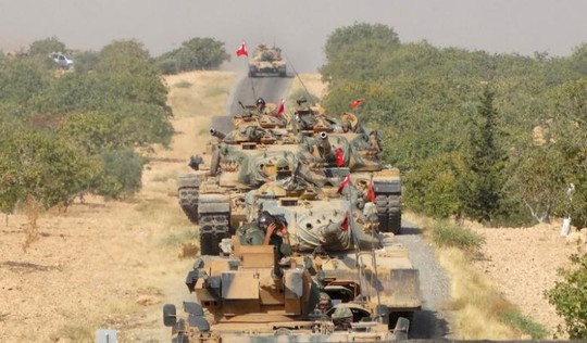 Xe tăng Thổ Nhĩ Kỳ hướng tới thị trấn Jarablus hôm 24-8. Ảnh: REUTERS