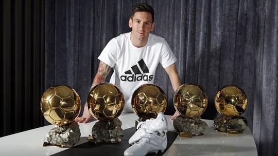 
Messi với bộ sưu tập 5 Quả bóng vàng (4 FIFA và 1 châu Âu)
