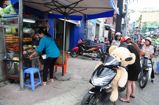 Xe bánh mì phá lấu 60 năm tại góc phố Sài Gòn