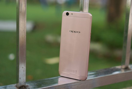 Oppo F1s hướng đến nhóm người dùng trẻ với thiết kế đẹp và camera selfie độ phân giải cao.