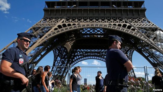 
Cảnh sát tuần tra ở tháp Eiffel. Ảnh: REUTERS
