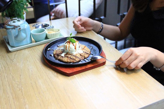 Giới trẻ đang sốt với bánh cookie Pizookie nóng - lạnh ở Sài Gòn