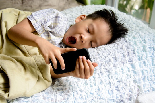 
Đừng để con vướng vào thói quen xấu của nhiều người lớn hiện đại: phải ôm điện thoại, máy tính bảng trước khi đi ngủ. Ảnh minh họa
