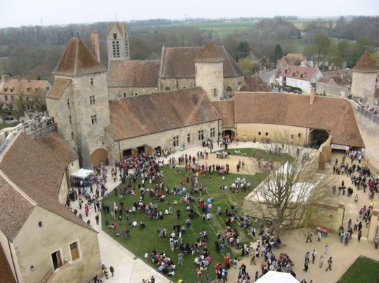 
Du khách tham quan lâu đài Blandy-les-Tours - Ảnh: courtryandonnees.over-blog.com
