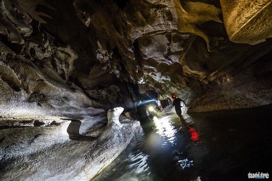 
Nguồn nước trong hang Thẳm Phầy hay còn gọi là Hang Lửa là nguồn nước dự trữ khá lớn đối với người dân địa phương - Ảnh: Nguyễn Khánh
