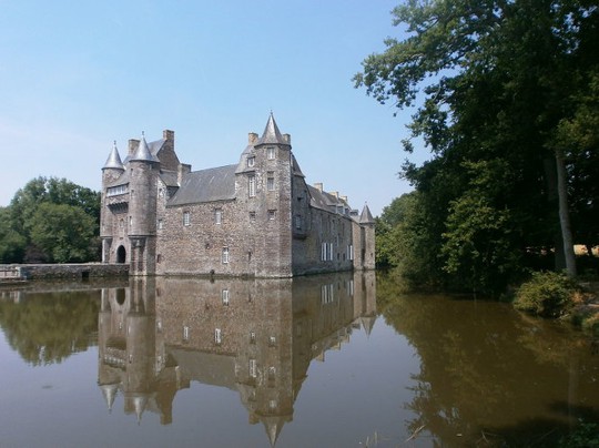 
Lâu đài Trécesson phản chiếu trong làn nước hồ bao quanh - Ảnh: wiki

