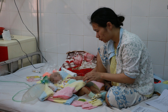 Chị Trần Thị Phước Lộc chăm sóc con bị dị dạng, mang nhiều bệnh tật
