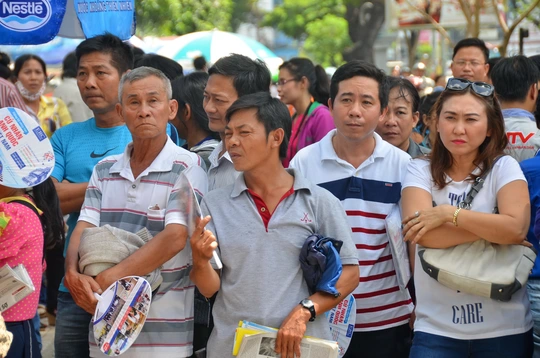 
Phụ huynh nóng lòng chờ thí sinh bước ra khỏi phòng thi. Ảnh: Tấn Thạnh
