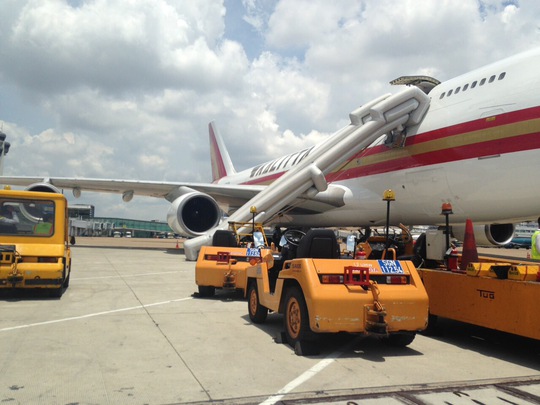 
Chuyến bay chở hàng khai trương của hãng hàng không Mỹ Kalitta Air đã gặp sự cố máy bay bung phao trượt - Ảnh: CTV
