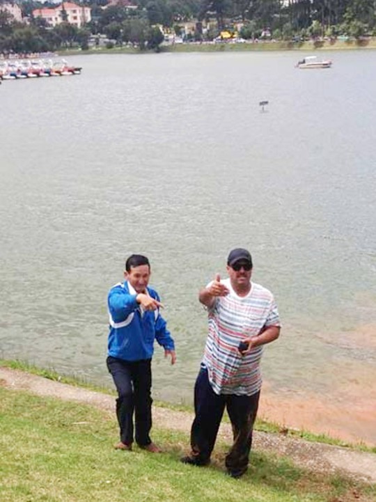 
Người đàn ông nước ngoài trực tiếp nhảy xuống hồ Xuân Hương cứu cháu bé.
