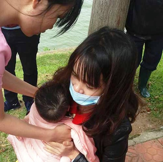 
Cháu bé khoảng 1 tuổi trong vòng tay người mẹ bị một phen hú vía sau khi rơi xuống hồ Xuân Hương, Đà Lạt.
