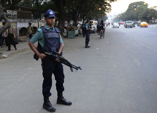 Cảnh sát canh giữ đường phố Khulna, Bangladesh nơi Fatema bị kết án vì cắt tim người yêu. Ảnh: The Sun