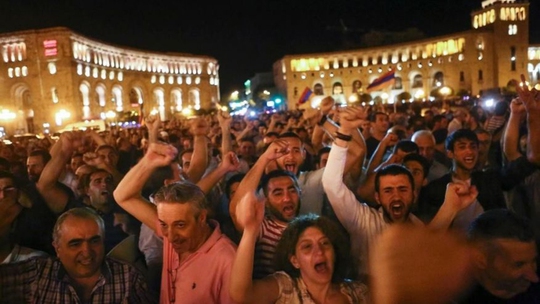 Hàng ngàn người đã tuần hành ở Yerevan để ủng hộ các tay súng đối lập chiếm đồn cảnh sát. Ảnh: Massis post