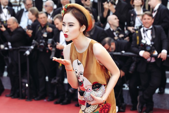 
Sự nổi bật của Angela Phương Trinh tại thảm đỏ Cannes một phần nhờ trang phục và vì báo chí nhầm cô là Dương Tử Quỳnh- ngôi sao hoa ngữ thành công ở Hollywood
