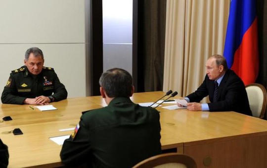 
Tổng thống Nga Vladimir Putin (phải) và Bộ trưởng Quốc phòng Sergei Shoigu trong một cuộc họp các tướng lĩnh cấp cao ở Sochi, Nga hôm 10-5. Ảnh: Reuters
