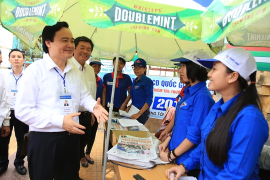 
Bộ trưởng nói chuyện với sinh viên tình nguyện làm nhiệm vụ tại Ninh Thuận

