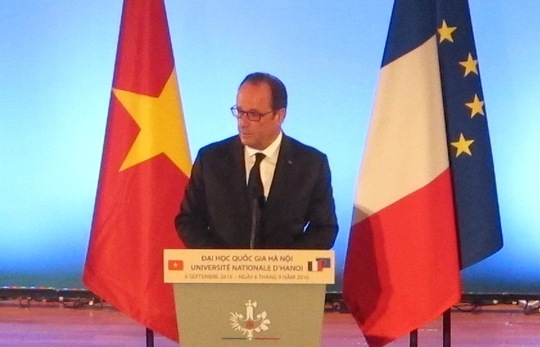 
Tổng thống Pháp Francois Hollande phát biểu  trước các sinh viên Đại học Quốc gia Hà Nội
