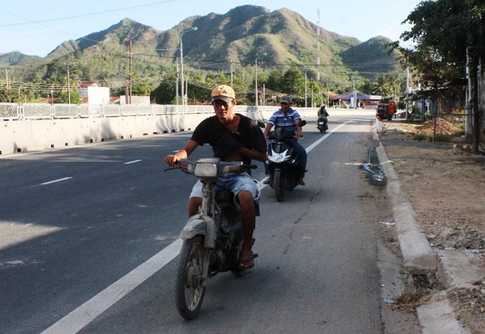 Và tình trạng đi ngược chiều trên Quốc lộ 1 cũng diễn ra phổ biến ở nhiều nơi thuộc tỉnh Khánh Hòa - Ảnh: Kỳ Nam