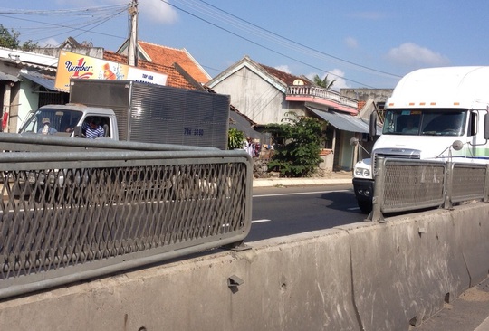 Cách đó không xa, tại thôn Phong Phú, xã An Hiệp (huyện Tuy An), một tấm lưới chống lóa bị người dân tháo, dời sang một bên để dễ trèo qua dải phân cách - Ảnh: Hồng Ánh