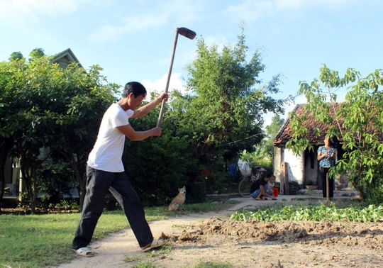 Nhiều hộ dân ở thôn Tân Tiến (xã Quảng Châu) trong dự án di giãn dân cư tố cán bộ xã “bớt xén” tiền hỗ trợ