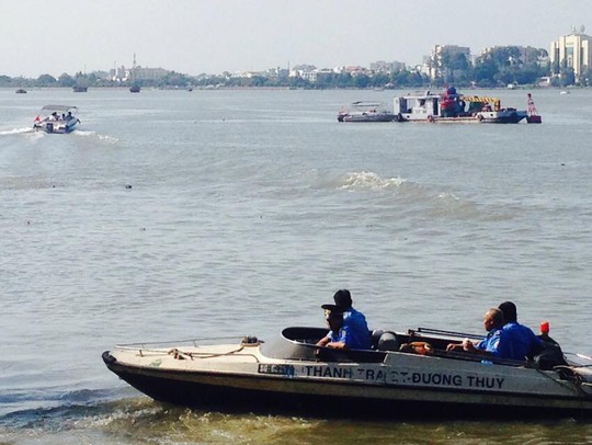 
Thanh tra đường thủy tỉnh Đồng Nai quần thảo bờ sông nơi xảy ra vụ tai nạn ẢNH: PHẠM DŨNG
