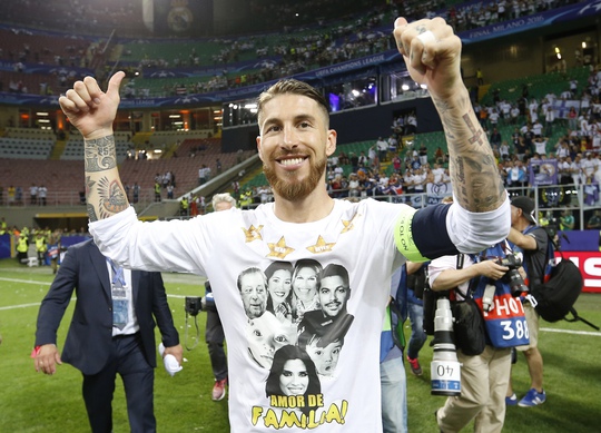 Trái ngược với hình ảnh Sergio Ramos khoe áo cả gia đình trong khoảnh khắc chiến thắng