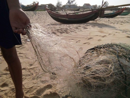 Ngư dân xã Nhân Trạch khi bủa lưới xuống biển thì lưới trắng tinh như mới vừa giặt