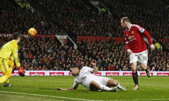 May cho Man United là Wayne Rooney đã kịp tỏa sáng với bàn thắng đánh gót đẹp mắt để giữ lại 3 điểm tại Old Trafford