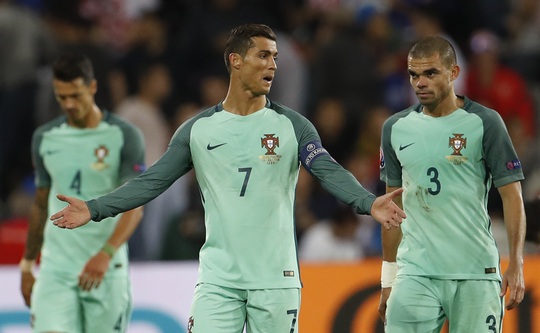 Ronaldo và Pepe không hài lòng với màn thể hiện trong suốt 90 phút chính thức