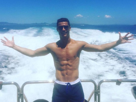 Ronaldo đang du lịch ở Tây Ban Nha, không thi đấu trận giao hữu với Anh
