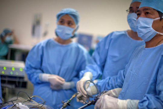 Các bác sĩ xử trí ca vỡ ruột thừa bằng nội soi, giúp bệnh nhi thoát được cuộc đại phẫu.
