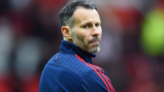 Giggs có cơ hội đối đầu Mourinho và M.U