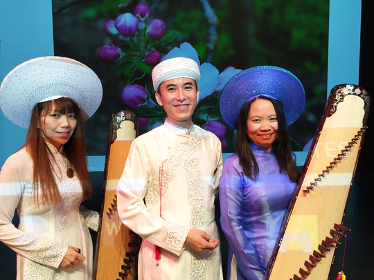 NS Thúy Loan, Hồng Việt Hải và Mai Huyền trong đêm biểu diễn của Đoàn văn nghệ dân tộc Hướng Việt