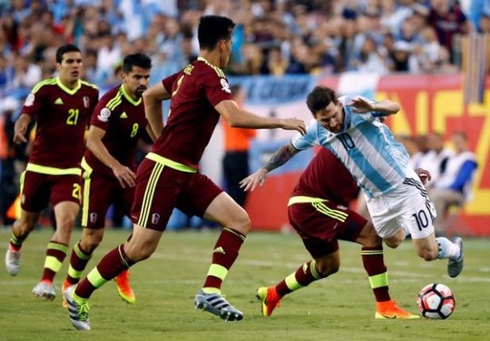 
Messi đã có một trận đấu hay. Anh liên tục được hậu vệ đối phương chăm sóc.
