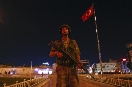 
Một người lính Thổ Nhĩ Kỳ đứng gần quảng trường Taksim ở Istanbul. Ảnh: Reuters
