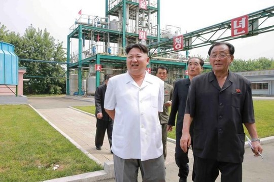 
Lãnh đạo Kim Jong Un trong một chuyến viếng thăm nhà máy hoá học ở Bình Nhưỡng hôm 13-8. Ảnh: Reuters
