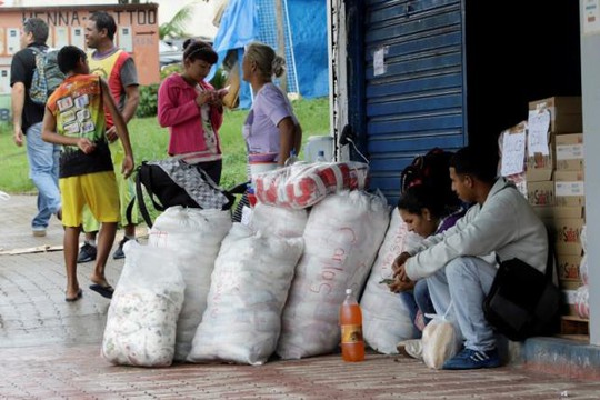 
Người dân chờ xe trở về Venezuela sau khi mua hàng. Ảnh: Reuters
