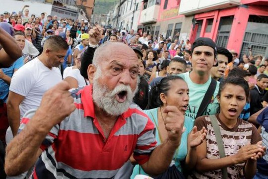 
Người dân biểu tình đòi lương thực gần phủ tổng thống Venezuela hôm 14-6. Ảnh: Reuters
