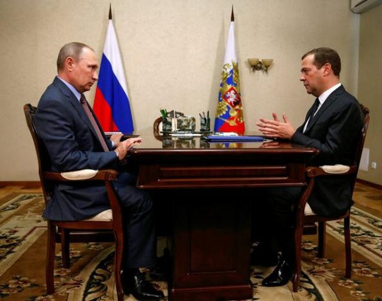 
Tổng thống Vladimir Putin và Thủ tướng Dmitry Medvedev trong cuộc họp tại Crimea ngày 19-8. Ảnh: REUTERS
