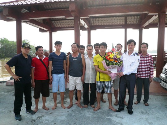 
lãnh đạo Cảng vụ Hàng hải Hải Phòng tặng hoa động viên các thuyền viên sà lan gặp nạn
