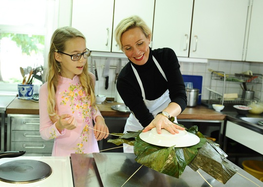 Đại sứ Thụy Điển bóc bánh chưng cùng con gái