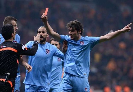 
Salih Dursin nhặt thẻ đỏ phạt trọng tài và hậu quả là bị đuổi khỏi sân
