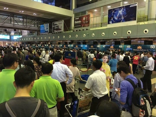 Dù gặp sự cố bất thường trên diện rộng song hành khách tại sân bay Nội Bài hết sức trật tự - Ảnh: facebook