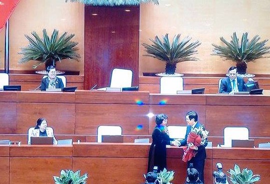 
Chủ tịch QH Nguyễn Thị Kim Ngân tặng hoa cho ông Trương Tấn Sang - Ảnh chụp qua màn hình
