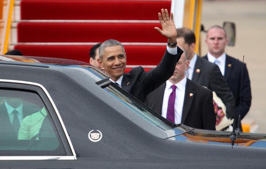 Ông Obama vẫy tay chào mọi người. Ảnh: Hoàng Triều