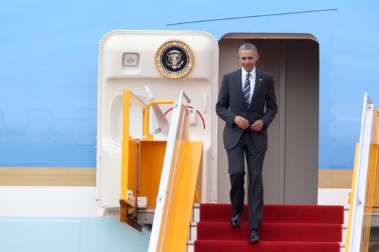Tổng thống Obama ra khỏi máy bay