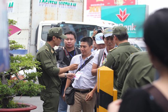 
Kiểm tra an ninh các phóng viên đến sân bay tác nghiệp
