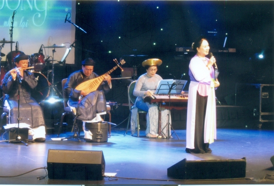
NSƯT ca sĩ Hồng Vân biểu diễn tại Mỹ
